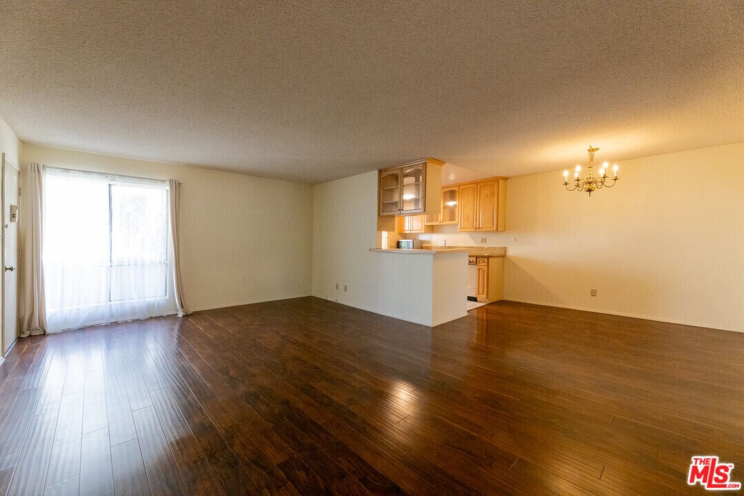 5330 Zelzah Ave in Los Angeles, CA - Building Photo