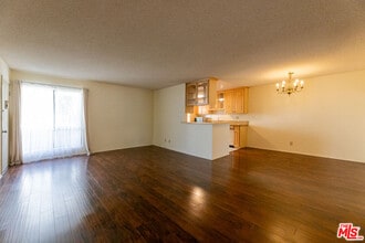 5330 Zelzah Ave in Los Angeles, CA - Building Photo - Building Photo