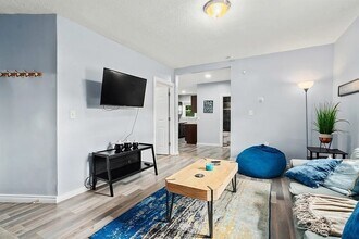 51 Wallingford Rd in Brighton, MA - Foto de edificio - Building Photo