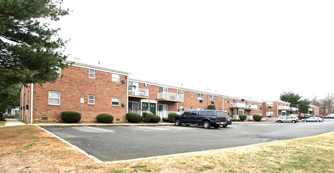 Willett Gardens in South River, NJ - Building Photo - Building Photo