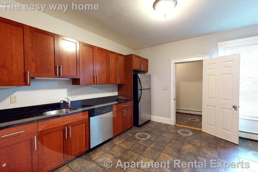 11 Beacon St in Somerville, MA - Building Photo