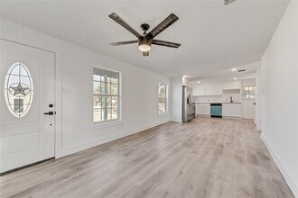 303 W Broad St in Mansfield, TX - Foto de edificio - Building Photo