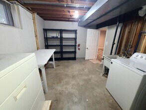 8232 Noble Ave N in Minneapolis, MN - Foto de edificio - Building Photo