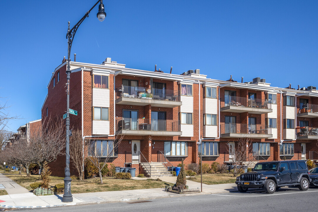 2601 Emmons Ave in Brooklyn, NY - Foto de edificio