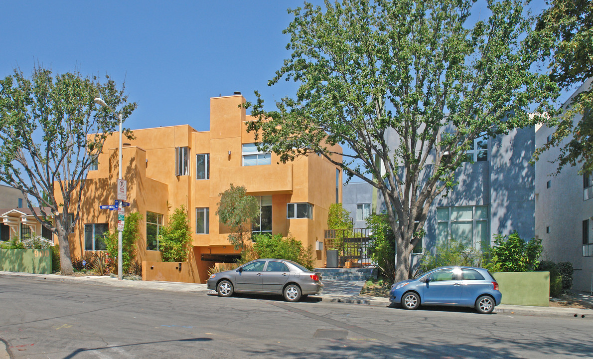 900 N West Knoll Dr in West Hollywood, CA - Building Photo