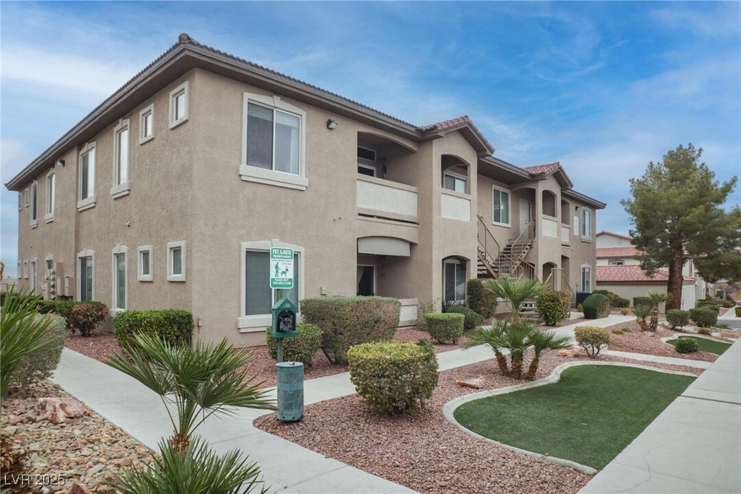 2305 W Horizon Ridge Pkwy in Henderson, NV - Foto de edificio