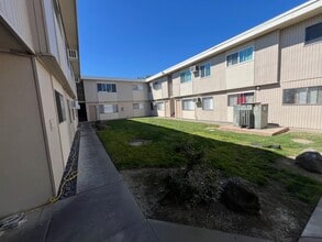 2383 Arden Wy, Unit 21 in Sacramento, CA - Foto de edificio - Building Photo