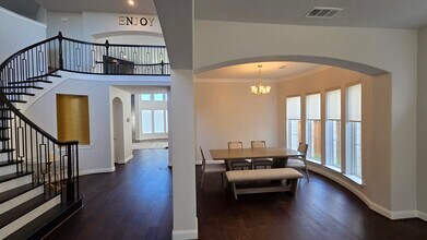 1112 Maverick Dr in Mansfield, TX - Foto de edificio - Building Photo