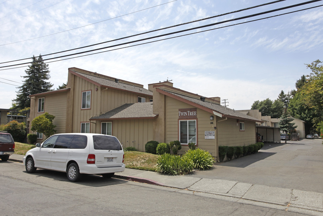 Twin Tree Apartments in Santa Rosa, CA - Foto de edificio