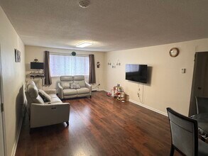 13 Hallmark Gdns in Burlington, MA - Building Photo - Building Photo