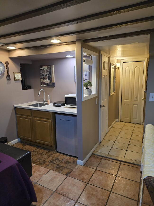 580 Miller Ave, Unit Rear Studio in Brooklyn, NY - Building Photo - Building Photo