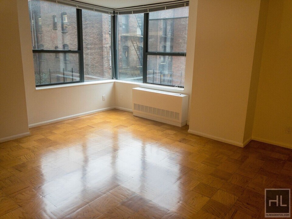 W 87th St in New York, NY - Building Photo
