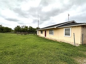 1814 Spring Lake W in Brownwood, TX - Building Photo