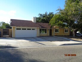 43055 Victorville Pl in Lancaster, CA - Building Photo