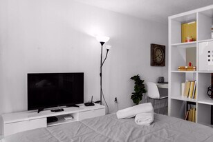 1 SE 12th St in Miami, FL - Building Photo