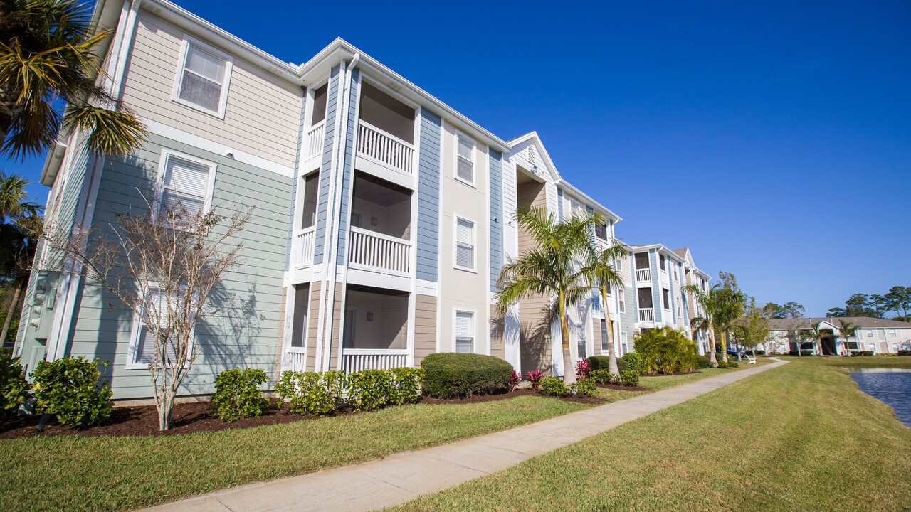 Grand Oaks At The Lake in Melbourne, FL - Building Photo