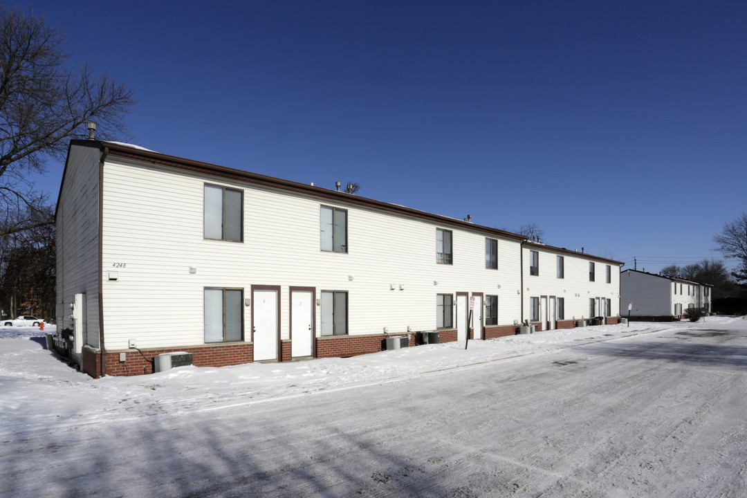 Highland Manor Apartments in Moline, IL - Building Photo