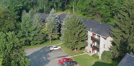 White Oak Village Apartments in McKeesport, PA - Foto de edificio - Building Photo