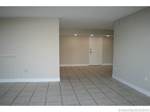 911 E Ponce De Leon Blvd-Unit -803 in Coral Gables, FL - Foto de edificio - Building Photo