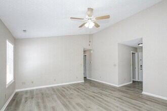 8144 Amarillo Dr in Indianapolis, IN - Foto de edificio - Building Photo