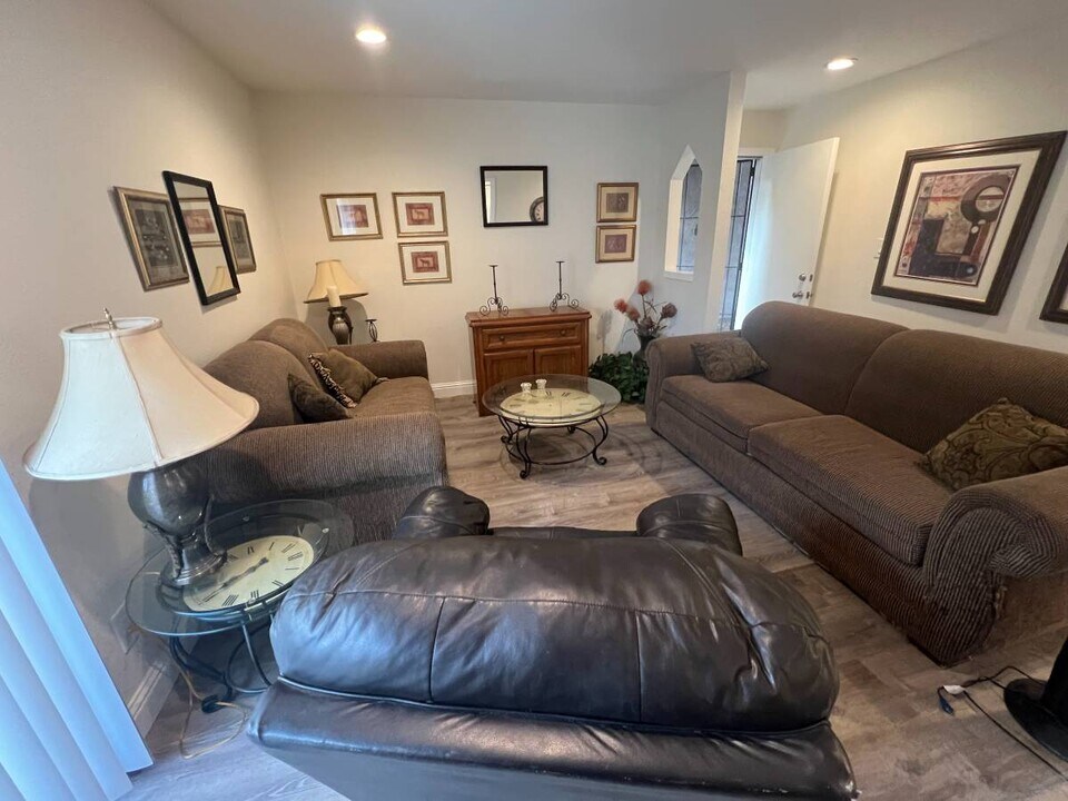 1550 W Ashlan Ave, Unit 123 in Fresno, CA - Building Photo