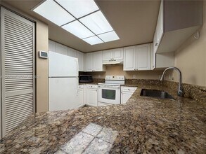 1600 Crestwood Ct S in Royal Palm Beach, FL - Building Photo - Building Photo