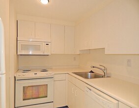 10 Rogers St, Unit 401 in Cambridge, MA - Building Photo - Building Photo