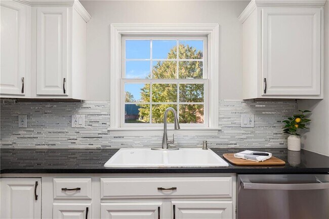 231 Maple Ave in Newport, RI - Building Photo - Building Photo