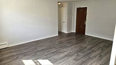 2025 W Granville Ave, Unit B305 in Chicago, IL - Building Photo - Building Photo