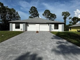 405-407 Chalet Ave S in Lehigh Acres, FL - Building Photo
