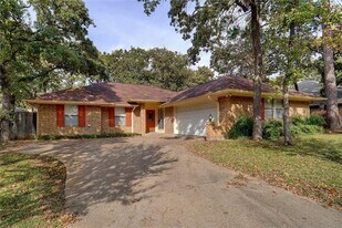 2813 Woodpath Ln in Bedford, TX - Building Photo