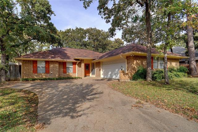 2813 Woodpath Ln in Bedford, TX - Building Photo