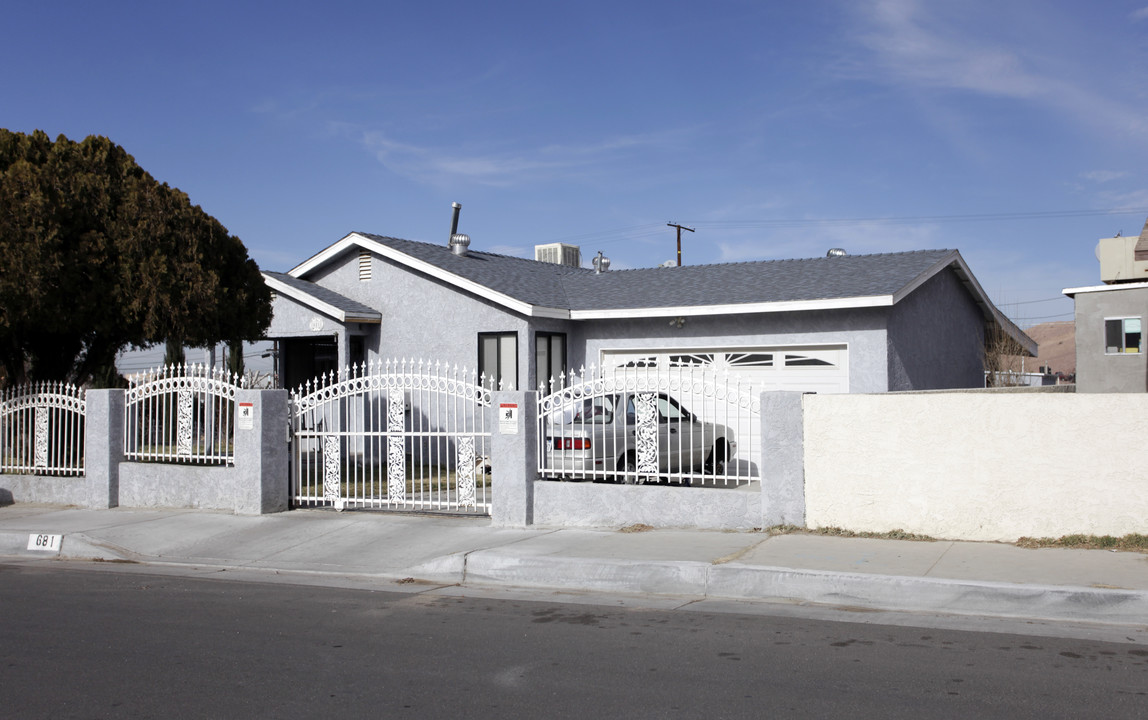 681 Nancy St in Barstow, CA - Building Photo