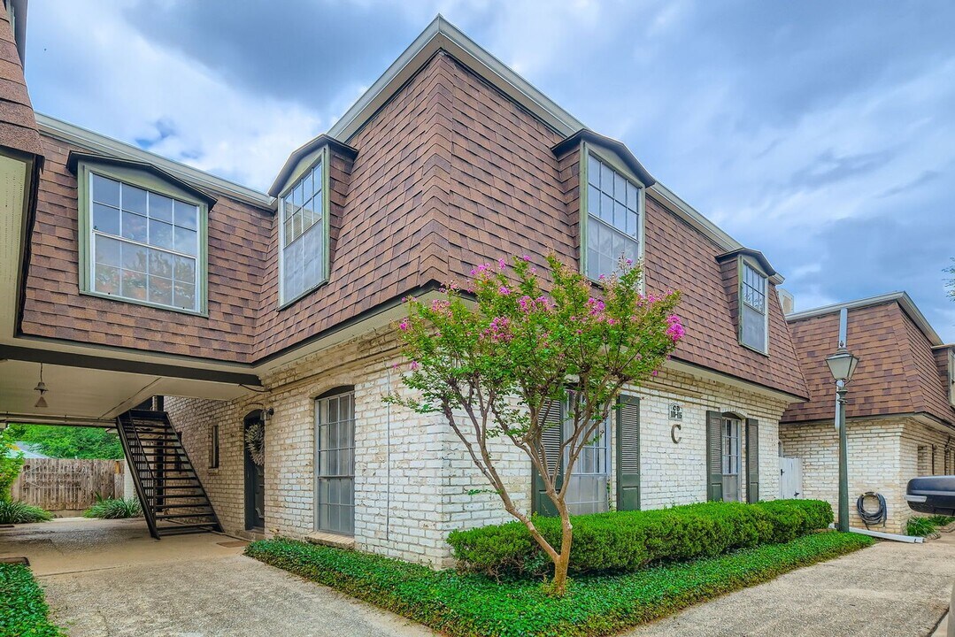 1045 Shook Ave in San Antonio, TX - Foto de edificio