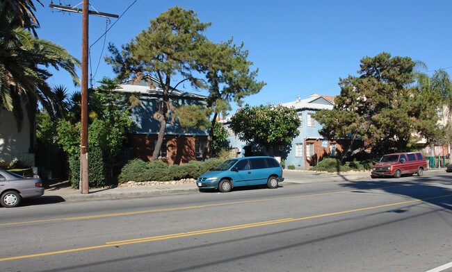 6907 Hazeltine Ave in Van Nuys, CA - Building Photo - Building Photo