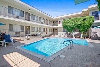Oasis Apartments in Burbank, CA - Foto de edificio - Building Photo