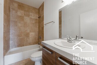 1212 W Foster Ave, Unit 2A in Chicago, IL - Foto de edificio - Building Photo