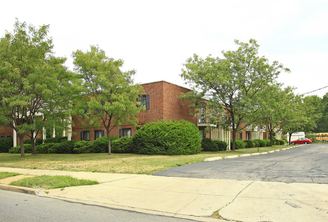 Twin Mark Apartments in Euclid, OH - Foto de edificio - Building Photo