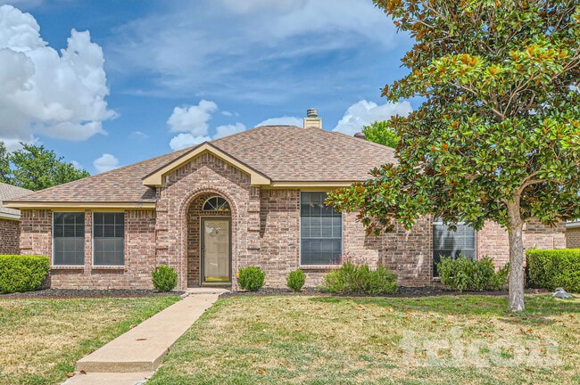 110 Forest Park Ln in Red Oak, TX - Foto de edificio - Building Photo