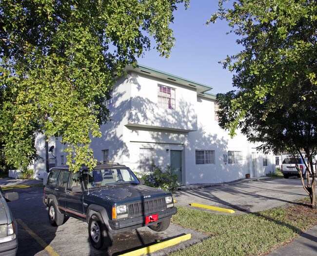 6601-6617 SW 10th St in Miami, FL - Building Photo - Building Photo