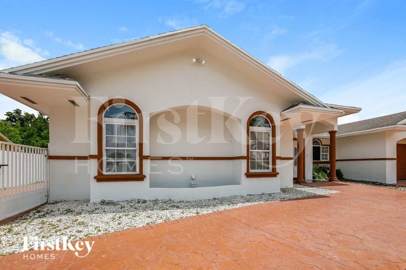 11526 SW 170th St in Miami, FL - Foto de edificio