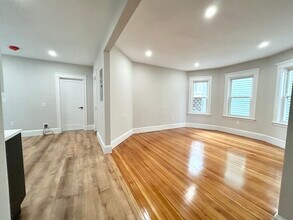 21 Sudan St, Unit 2T in Boston, MA - Foto de edificio - Building Photo