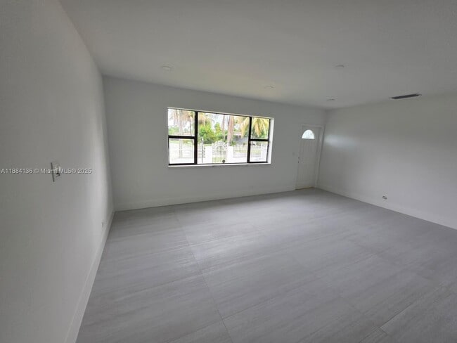 566 W 41st Pl in Hialeah, FL - Building Photo - Building Photo