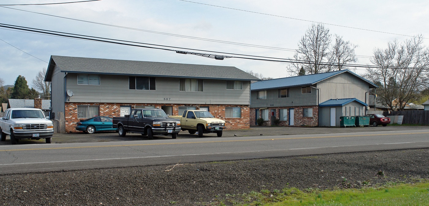 577-587 W Berdine St in Roseburg, OR - Building Photo