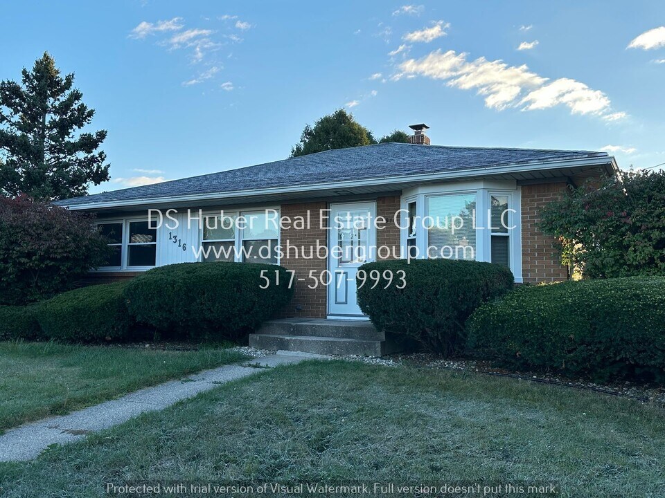 1316 Ravenswood Dr in Lansing, MI - Building Photo
