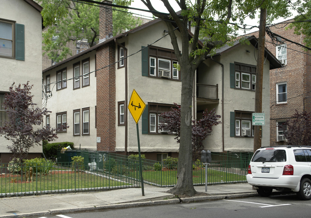 36 Mitchell Pl in White Plains, NY - Foto de edificio