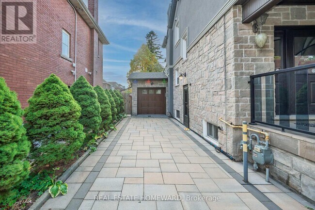 71 Paisley Ave N in Hamilton, ON - Building Photo - Building Photo