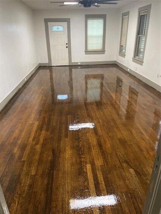 302 10th St N in Texas City, TX - Building Photo