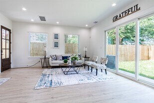 6814 Burkett St. in Houston, TX - Building Photo