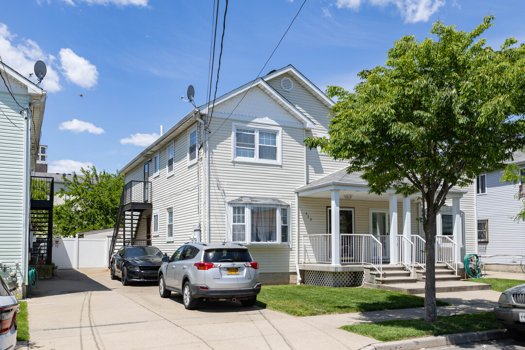 425 Beach 36th St in Far Rockaway, NY - Building Photo